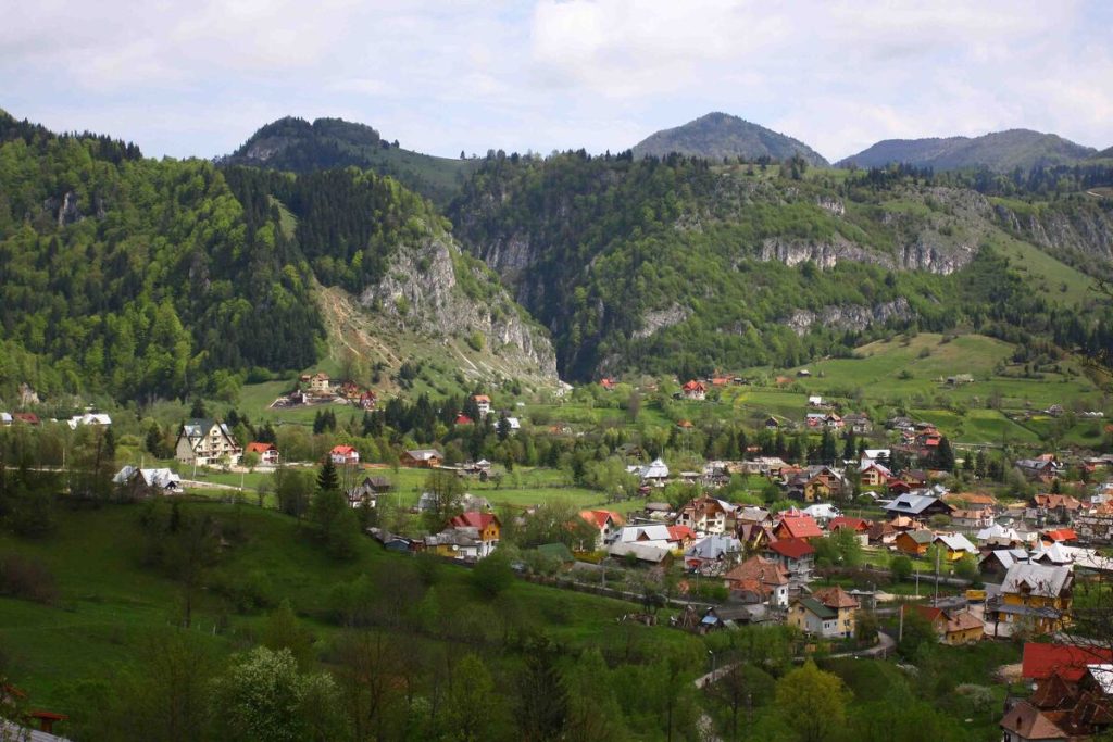 Satul Podu Dambovitei si Cheile Dambovicioarei